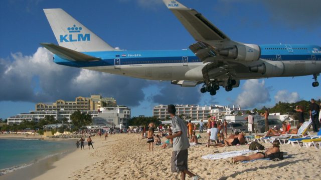 Tragedia golpea Maho Beach cuando un turista fallece después de ser soplado por aeronave de Caribbean Airlines