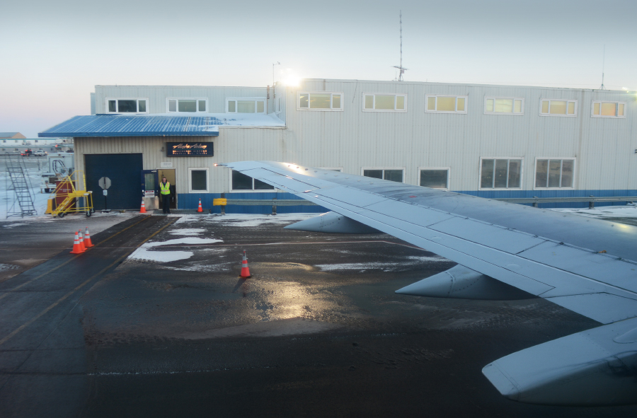 Terminal de Alaska Airlines. Prudhoe Bay, como la mayoría de los aeropuertos regionales de Alaska, no posee una terminal de uso común, por lo que cada aerolínea es dueña de su propia terminal.
