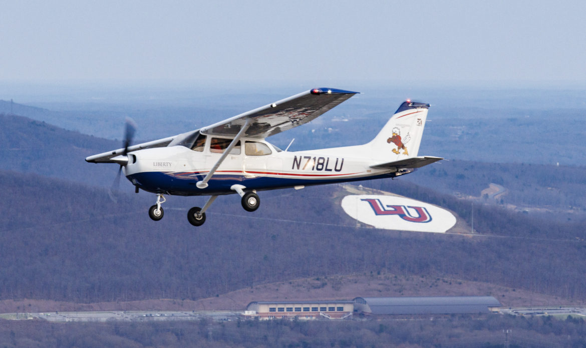 Liberty University realiza compra por 16 Cessna Skyhawks