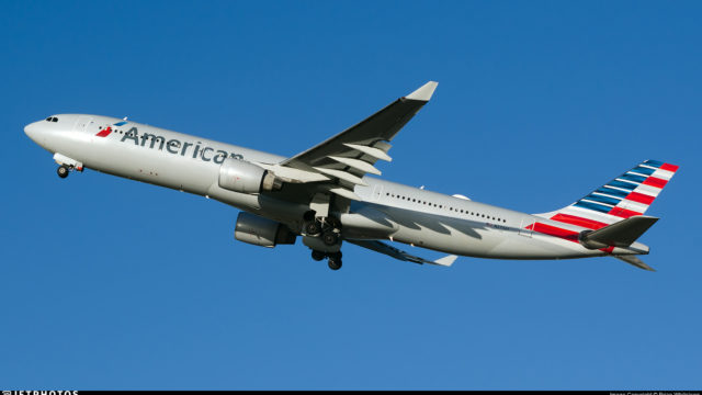 Vuelo de American Airlines aterriza de emergencia por dos sobrecargos inconscientes