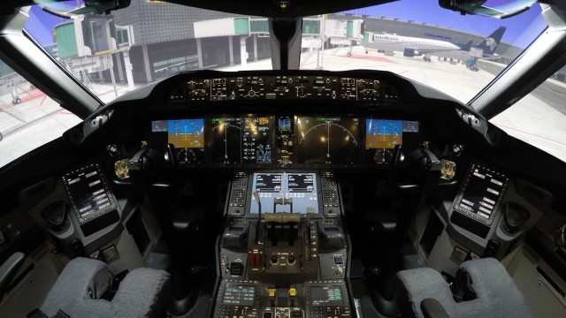 Aeroméxico inaugura simulador de B787 Dreamliner