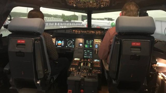 Viva Aerobus recibe nuevo simulador de vuelo
