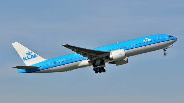 Panel de fuselaje se desprende de B777 de KLM en Osaka; cae sobre un auto