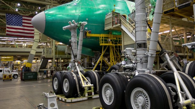 Boeing recorta ritmo de producción del 747