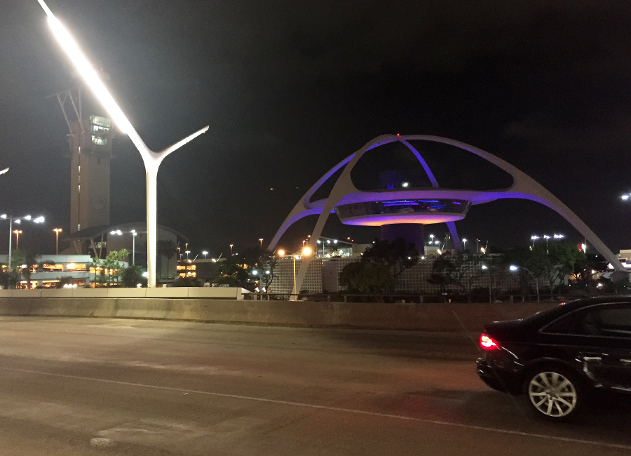 El famoso Theme Building, ícono del Aeropuerto Internacional de Los Ángeles. 