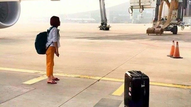 Pareja china protesta bajo avión tras haber perdido su vuelo