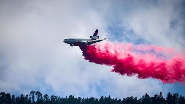 DC-10 cisterna apoya en tareas para extinción de incendios en Nuevo Léon y Coahuila