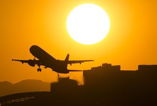 Por ola de calor en Phoenix, aeronaves no pueden volar