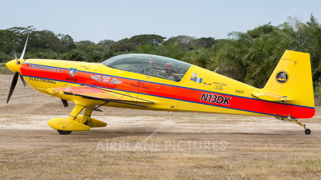 Extra 300 se estrella durante espectáculo aéreo en Cozumel, México