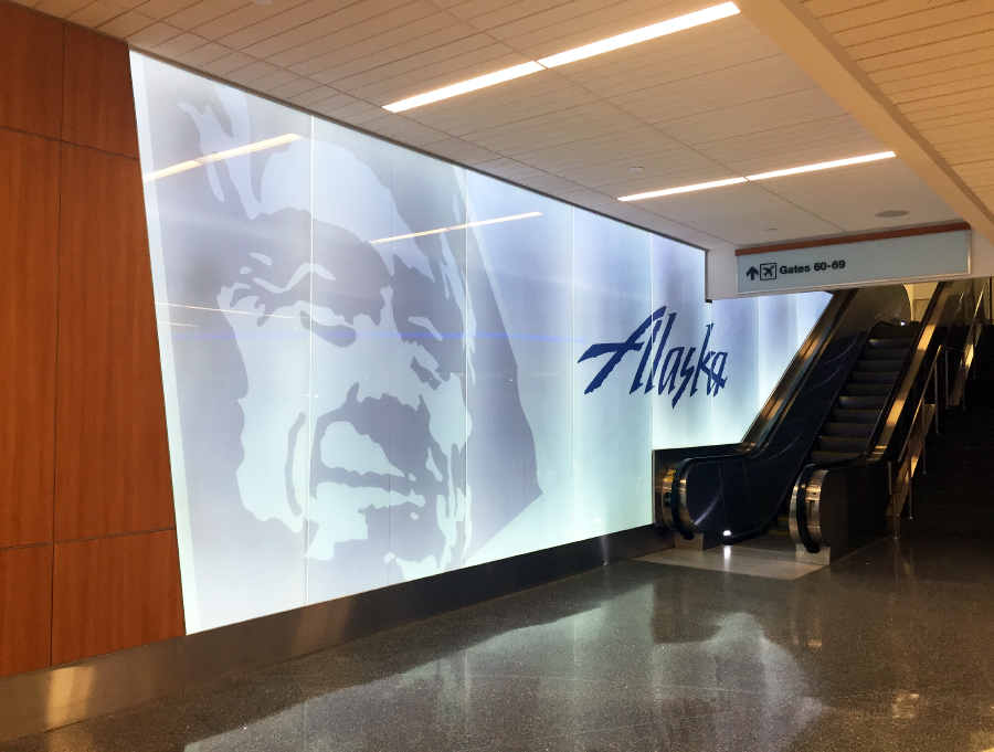 Decoracíon de Alaska Airlines en la Terminal 6 de LAX.