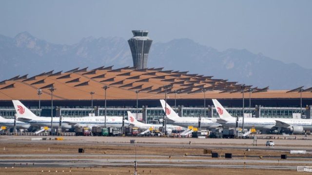 Aeropuertos de Beijing cancelan más de 1,200 vuelos ante posible rebrote de Coronavirus