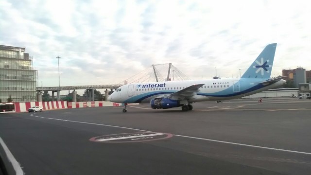 SSJ100 de Interjet pierde cubierta de motor en AICM