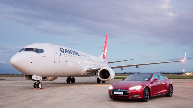 Vídeo:737 de Qantas vs Tesla Model S