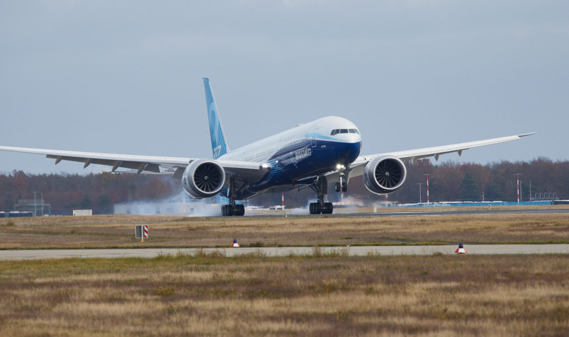 Boeing 777X visita a Lufthansa en Frankfurt tras su debut en Dubái