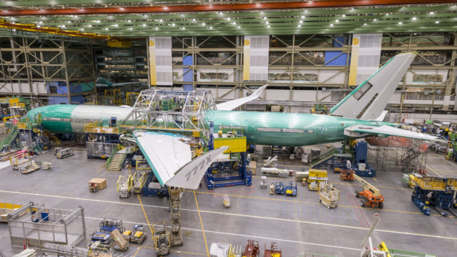 Boeing concluye ensamblaje de primer 777X para pruebas de vuelo