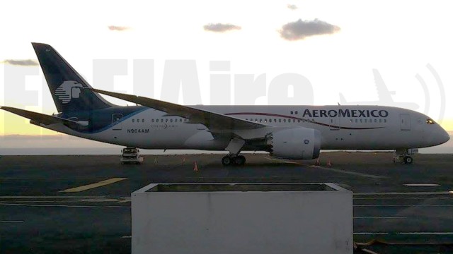 Aterriza de emergencia 787 de Aeromexico por falla electrica.