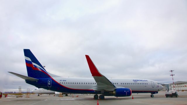 737 de Aeroflot golpea y mata a persona en pista de Moscú