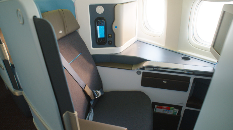 KLM introduce asientos con puerta corrediza