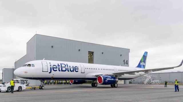 Primer Airbus construido en Estados Unidos sale de pintura