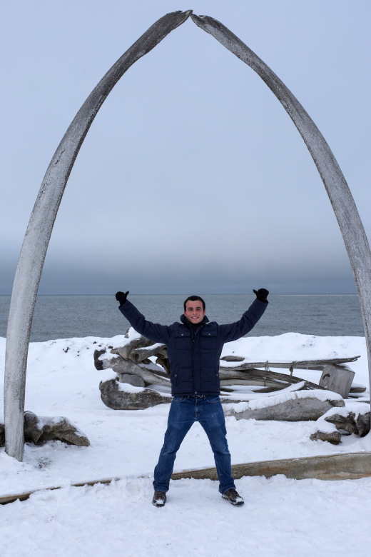 Luego de consumir su carne y su grasa, muchos pobladores del Ártico utilizan los huesos de las ballenas con fines artísticos, como este monumento a orillas del océano. 
