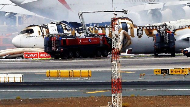 777 de Emirates tocó largo e intentó ida al aire