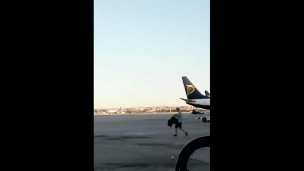 Pasajero de Ryanair arrestado tras saltar a plataforma e intentar alcanzar su vuelo