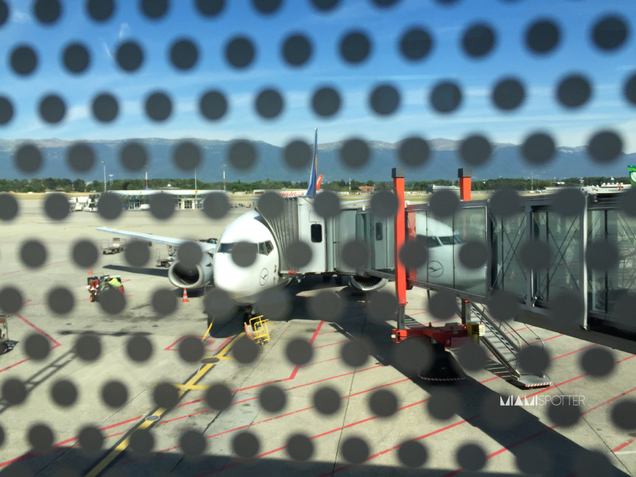 Desafortunadamente, el aeropuerto de Ginebra ofrece oportunidades de fotografía muy limitadas, ya que la mayoría de las ventanas están cubiertas con un estampado de puntitos que arruinan las fotos.