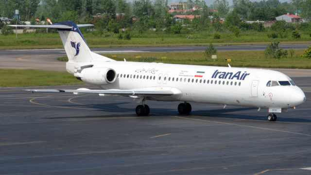 Fokker 100 de Iran Air aterriza sin tren de aterrizaje