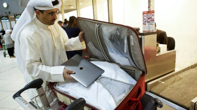FAA busca prohibir laptops en compartimientos de carga por riesgo de fuego