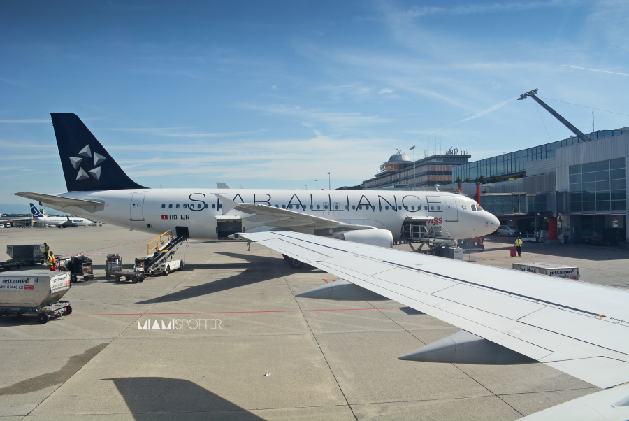 Un A320 de SWISS luciendo la librea de Star Alliance en la puerta de al lado. Se dirigía a Zúrich. 