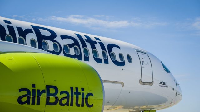 Academia de vuelo de airBaltic continúa preparando a pilotos