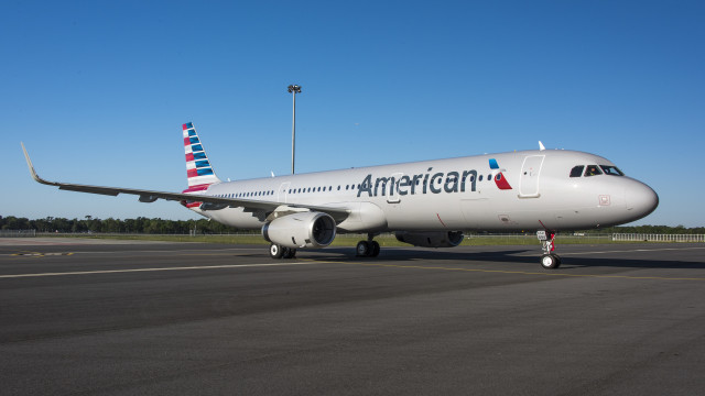 Primer A321 hecho en Estados Unidos para American Airlines sale de hangar de pintura