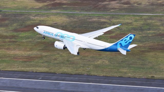A330-800 despega en su primer vuelo