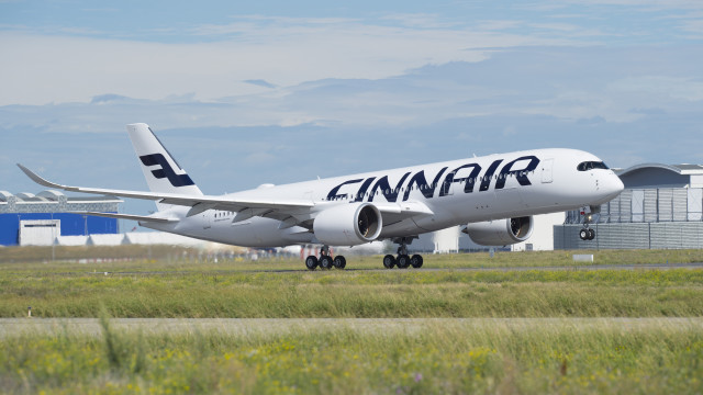 Finnair cancela más de 100 vuelos y reduce planta laboral