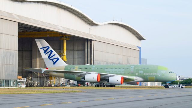 Primer A380 de ANA sale de línea de ensamblaje final