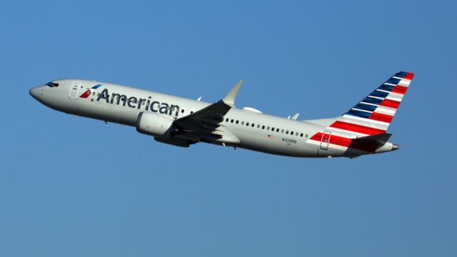 B737 MAX de American Airlines se declara en emergencia por falla de un motor