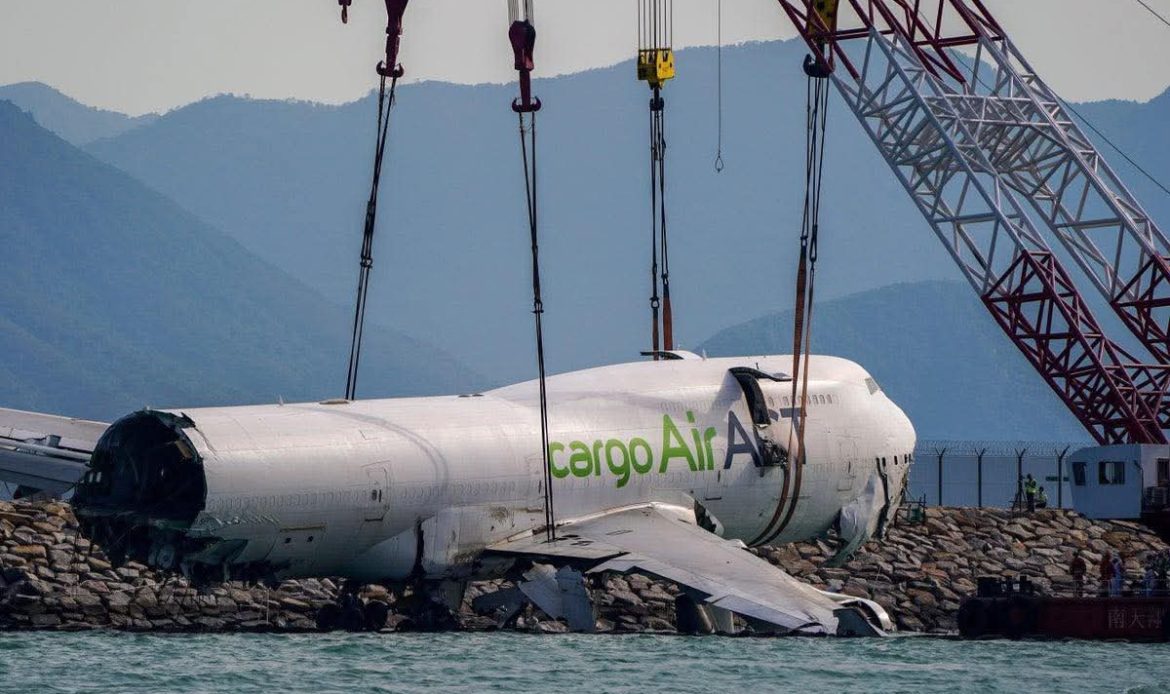 Completan trabajos de recolección del avión de carga accidentado en Hong Kong