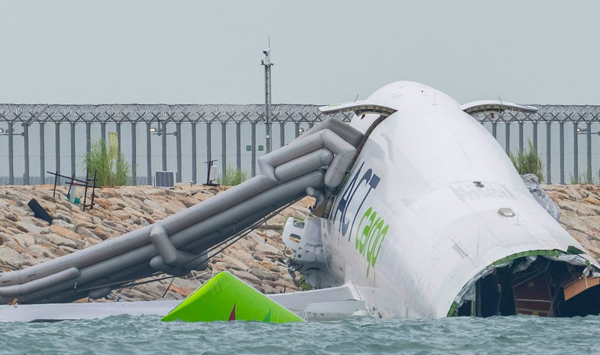 Boeing 747 de Air ACT Cargo sufre excursión de pista en Hong Kong