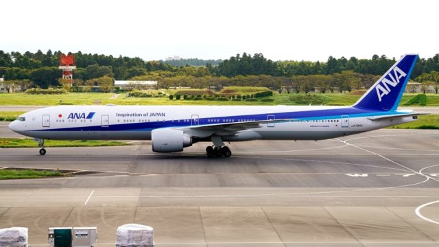 Boeing 777-300ER de ANA declara emergencia al experimentar vibraciones en un motor