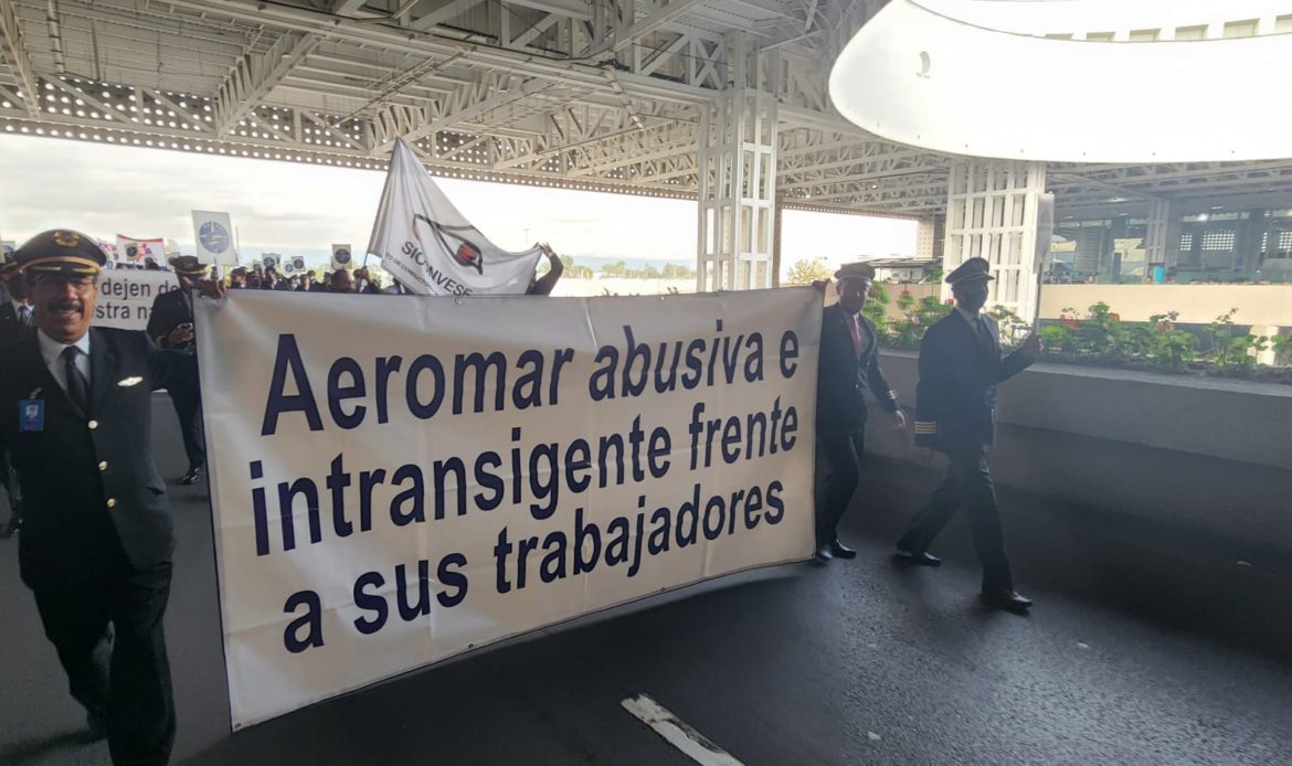 Pilotos de ASPA de México y Aeromar se manifiestan en la T2 del AICM ante falta de pagos