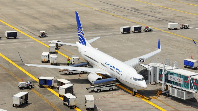 Un pasajero salta por la salida de emergencia de un Boeing 737 de COPA