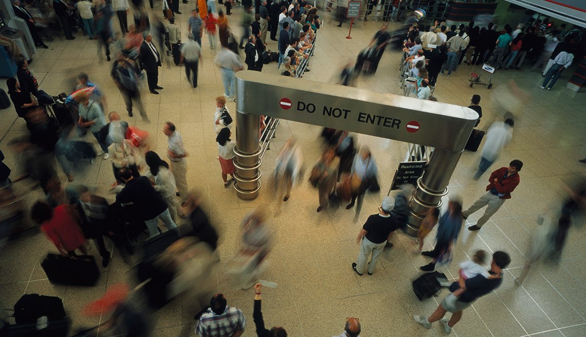 Estados Unidos continuará con restricciones a viajes no esenciales