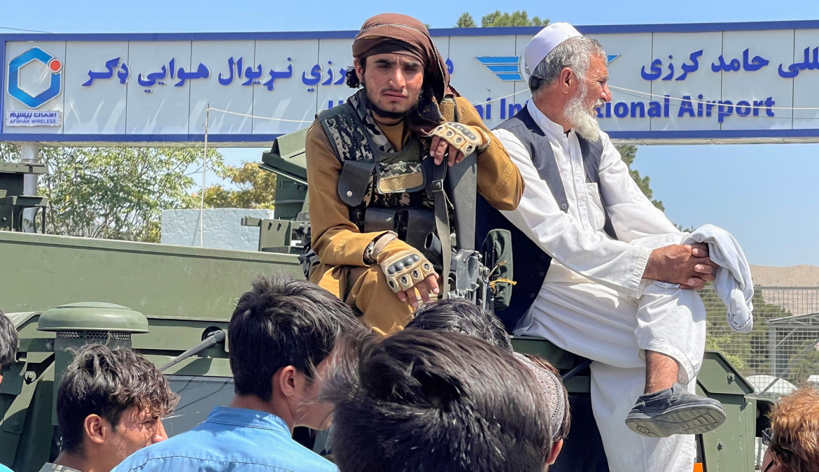 Talibanes impiden que ciudadanos afganos vayan al aeropuerto