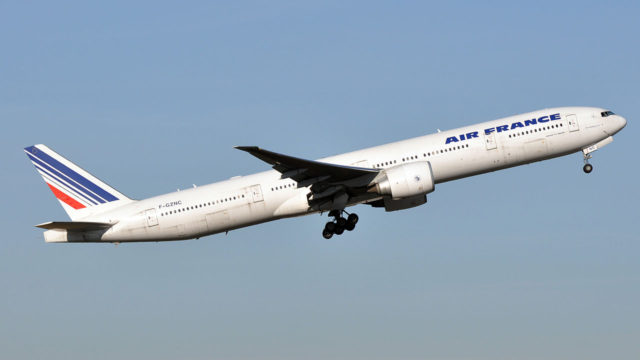 Boeing 777-300 de Air France incursiona en pista en el AICM
