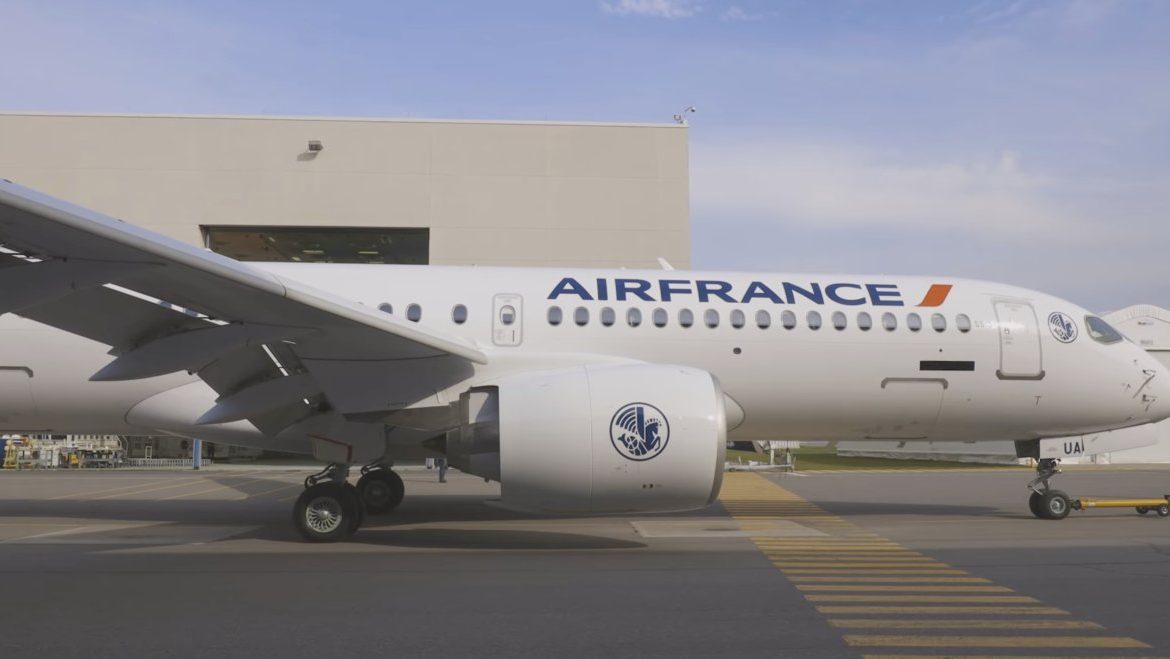 Sale el primer A220 de Air France del taller de pintura de Airbus