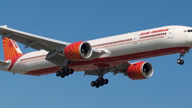 Sobrecargo de Air India cae de B777 al intentar cerrar puerta