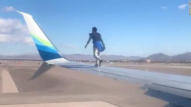 Hombre es detenido después de subir al ala de un avión de Alaska Airlines en Las Vegas