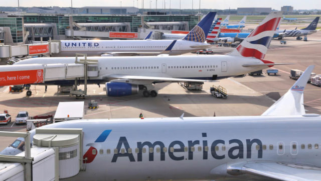 Aerolíneas estadounidenses luchan ante la falta de suministro de combustible en el país