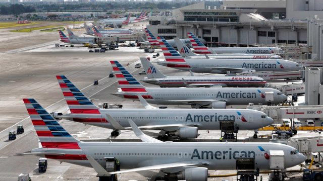 Pasajero de American Airlines arrestado por el FBI por golpear a un sobrecargo