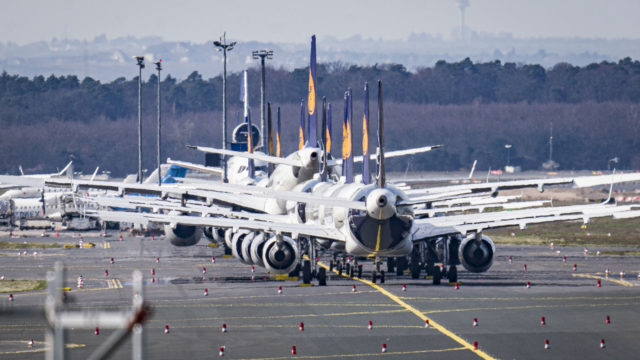 Senadores en EE. UU quieren que la FAA modifique estándares de evacuación de aviones